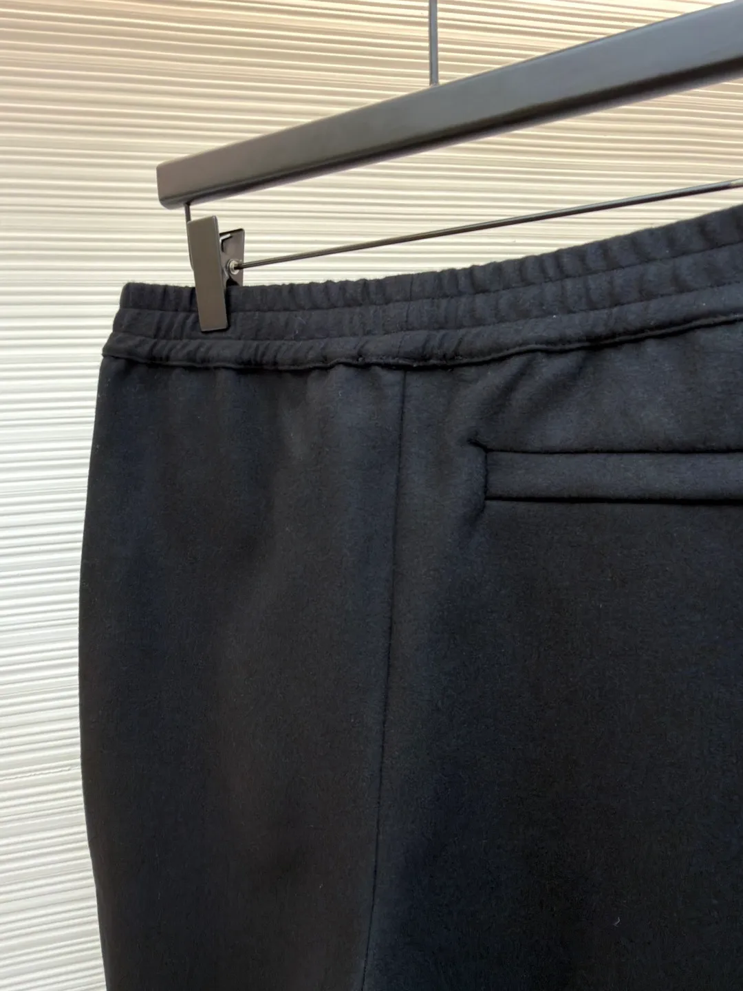 LOUISVUITTON iron label wool trousers ●Original version: purchased and developed for 11000 ●Item number: 1681828-A90 ●Fabric: wool blended fabric ●Technology: Made on positioning cutting machine ●Color: black ●Version: fitted version ●Weight: about 760 grams ●Size: 48-50-52-54 ●Description: Customized 80% wool, 14% spandex, 6% blended sheep wool fabric, full of texture and refined tailoring to reinterpret the dynamic silhouette. The elastic waist upgrades the drape texture, the side pockets are cleverly integrated into the stitching, and the facial pleats are infused with elegance. The left leg is decorated with the brand's metal logo to once again confirm the brand's identity. The overall wiring is straight and delicate, the fabric is comfortable and soft, and the color is consistent without color difference. It can be matched with the same style to create a fashionable look and control various occasions. Customized accessories, complete with three standards, same style for men and women!